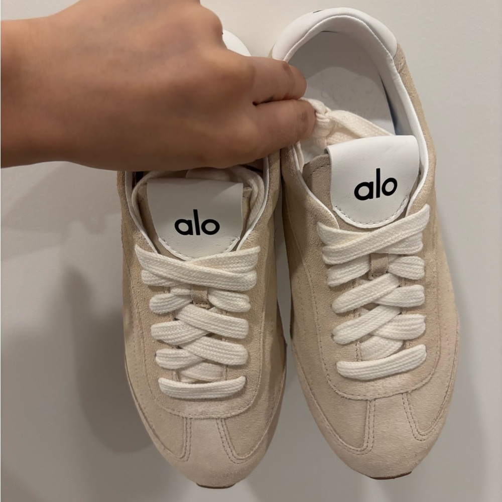 NWOT Alo Beige Sneakers